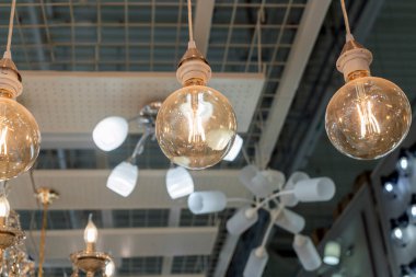 Tavanda diğer lambaların arka planına karşı klasik retro stil akkor lamba