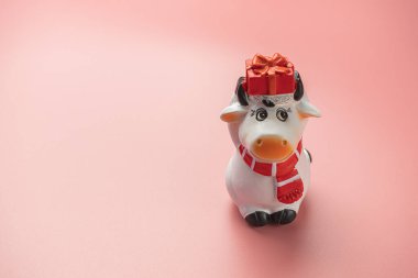 Pembe arka planda boğa heykelciği. 2021 sembolü