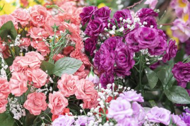 Yapay çok renkli çiçekler arka plan olarak kapatılıyor