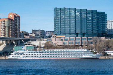 Şehrin arka planında yolcu gemisi var.