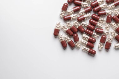 Beyaz arka planda kapsüllerde tıbbi hazırlık