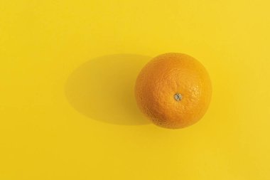 Renkli arka planda sert bir gölgeyle turuncu