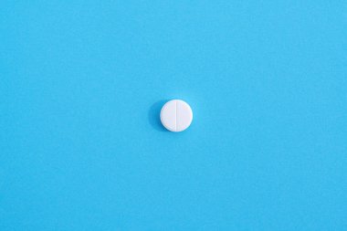 Renkli arkaplanda sert bir gölgeye sahip tablet