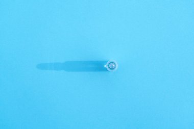 Renkli arka planda sert bir gölgeye sahip ampul