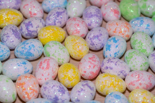 Wielkanocne kolorowe jaja zbliżenie na drewnianym tle — Zdjęcie stockowe