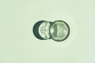 Renkli arka planda sert gölgesi olan cam.