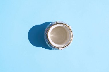 Renkli arka planda sert gölgesi olan vazo