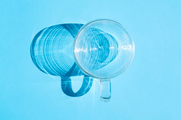 Renkli arka planda sert gölgesi olan bir çember.