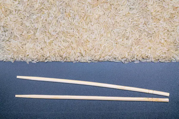 Textura de granos de arroz sobre un fondo negro de cerca —  Fotos de Stock