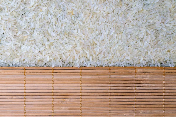 Textura de granos de arroz en una mesa de bambú de cerca — Foto de Stock