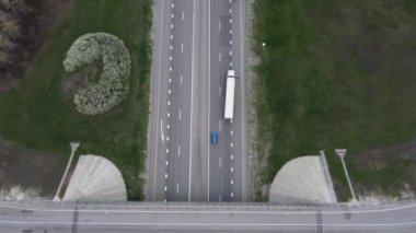 Yukarıdan otoyol manzarası. Kuadrokopterden hava fotoğrafçılığı. Drone videosu