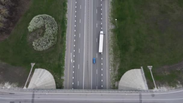 Vista da estrada de cima. Fotografia aérea de um quadricóptero. vídeo drone — Vídeo de Stock