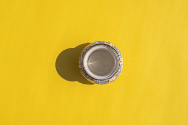 Renkli arka planda sert gölgesi olan vazo