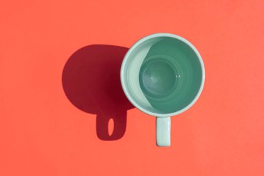 Renkli arka planda sert gölgesi olan bir çember.