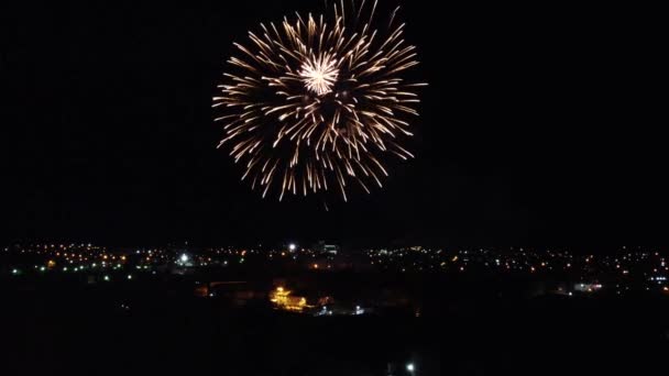 Салют над ночным городом с квадрокоптером — стоковое видео