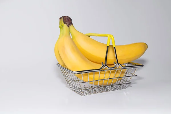 Bananas em uma grade de supermercado de aço close-up — Fotografia de Stock