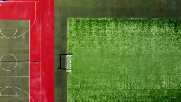 Deportes vista aérea del terreno. campos de baloncesto y fútbol. video de un quadrocopter — Vídeos de Stock