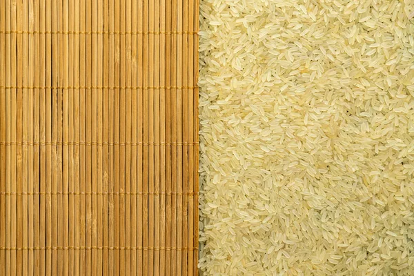 Textur av riskorn på ett bambubord närbild — Stockfoto