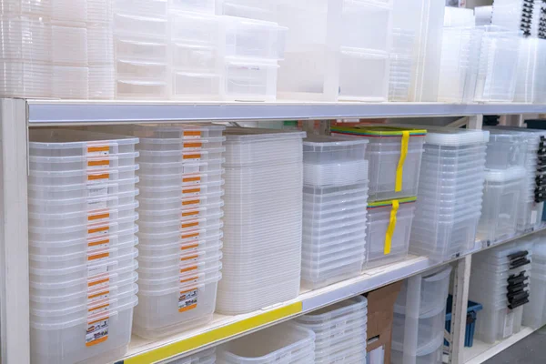 Süpermarketlerin raflarında plastik kaplar var.