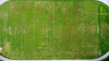 Eski futbol stadyumunun hava manzarası. Bir kuadrokopterden 4k video