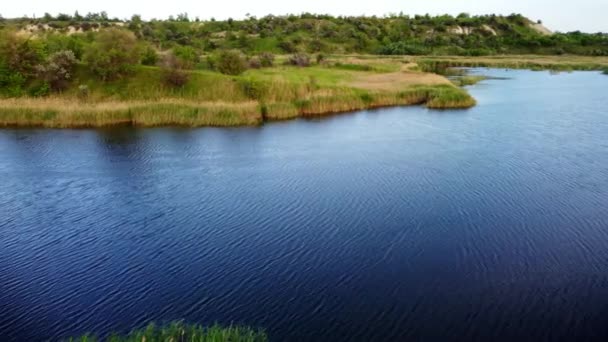 Vanuit de lucht uitzicht op de grote rivier. 4k video van een quadrocopter — Stockvideo