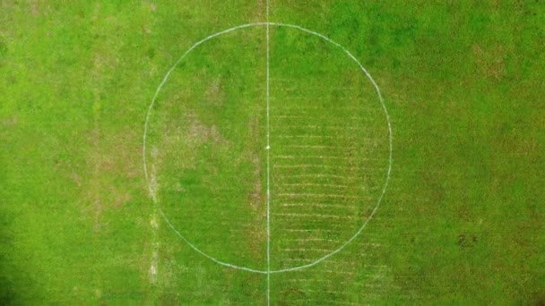 Letecký pohled na starý fotbalový stadion. 4k video z quadrocopteru — Stock video