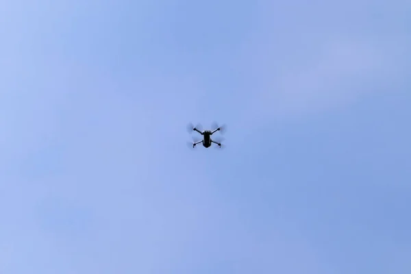 Quadrocopter in vlucht tegen de blauwe lucht — Stockfoto