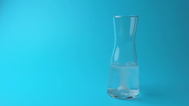 Шипучая таблетка в стеклянном контейнере — стоковое видео