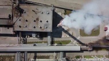 Tüttüren pipo anteninden. Bir kuadrokopterden video
