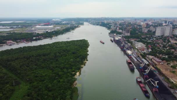 Um grande rio no fundo da cidade é uma vista aérea. vídeo a partir de um quadrocopter — Vídeo de Stock