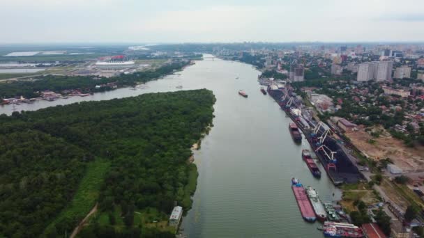 城市背景上的一条大河是空中景观。一个四合院的录像 — 图库视频影像