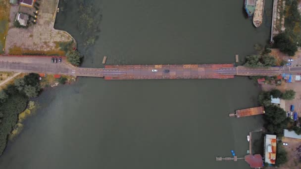 Grande rivière avec des navires vue aérienne. vidéo d'un quadrocopter — Video
