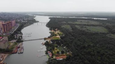 Şehrin arka planında büyük bir nehir havadan görülür. Bir kuadrokopterden video