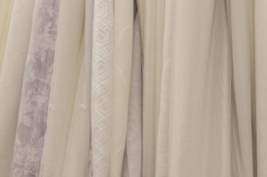 Mağazaların raflarındaki kumaşların çok renkli dokuları.