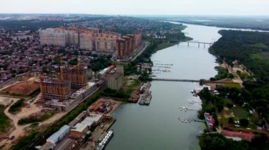 Şehrin arka planında büyük bir nehir havadan görülür. Bir kuadrokopterden video