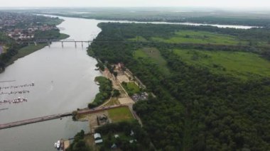 Şehrin arka planında büyük bir nehir havadan görülür. Bir kuadrokopterden video