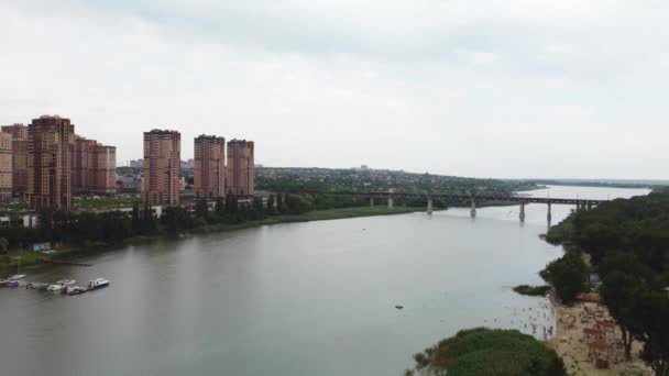 Ένα μεγάλο ποτάμι στο βάθος της πόλης είναι μια εναέρια άποψη. βίντεο από τετρακόπτερο — Αρχείο Βίντεο