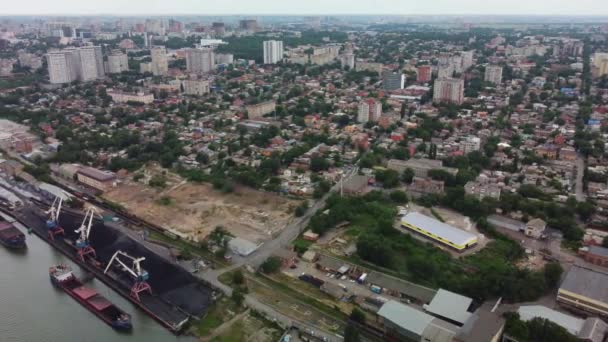 Ένα μεγάλο ποτάμι στο βάθος της πόλης είναι μια εναέρια άποψη. βίντεο από τετρακόπτερο — Αρχείο Βίντεο