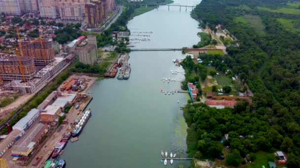 Une grande rivière sur le fond de la ville est une vue aérienne. vidéo d'un quadrocopter — Video