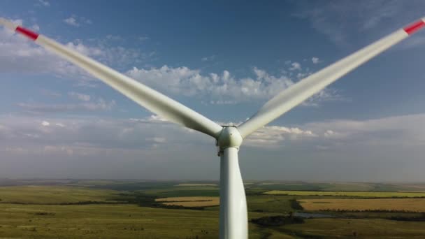 Turbine eoliche in un campo contro il cielo — Video Stock