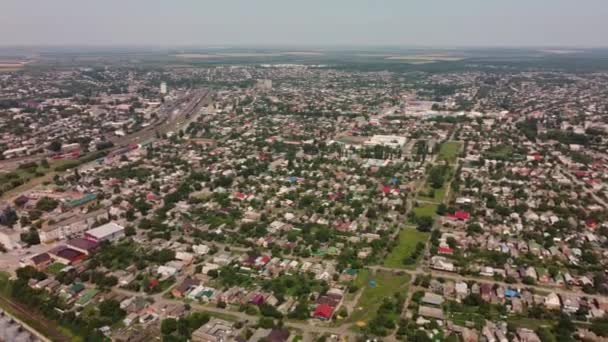 Une petite vue sur la ville depuis les airs. vidéo d'un quadrocopter — Video