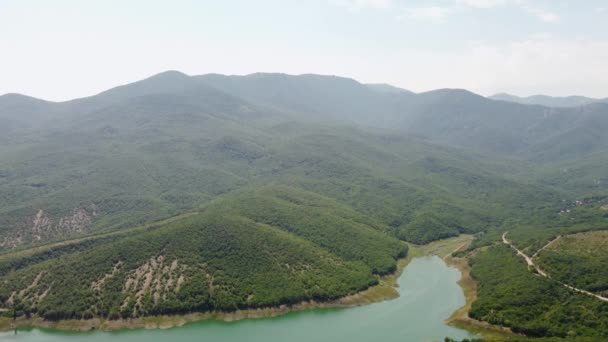 Yeşillikte dağlar ve havadan göl manzarası. Bir kuadrokopterden video — Stok video