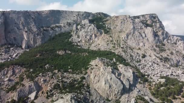 Klippig utsikt över bergen. video från en kvadrokopter — Stockvideo