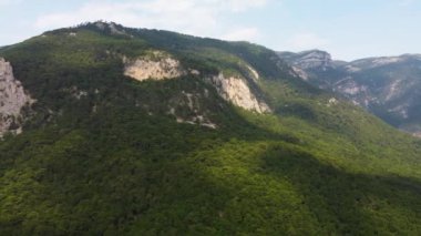 Gökyüzünden yeşillik manzaralı dağlar. 