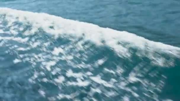 Волна с корабля крупным планом — стоковое видео