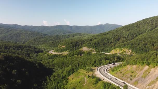 Uma estrada nas montanhas. serpentina de montanha — Vídeo de Stock