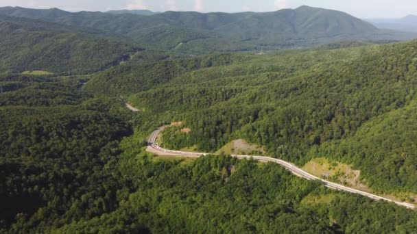 Un'autostrada in montagna. serpentina di montagna. — Video Stock