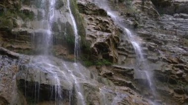 Şelale kayalıklardan aşağı akıyor.