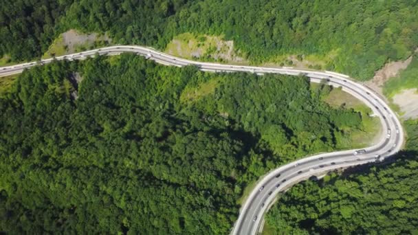 Uma estrada nas montanhas. serpentina de montanha — Vídeo de Stock