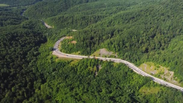 Uma estrada nas montanhas. serpentina de montanha — Vídeo de Stock